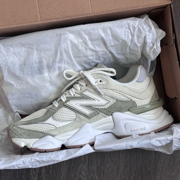 New Balance Shoes - BNIB New Balance 9060 Sneakers Women’s